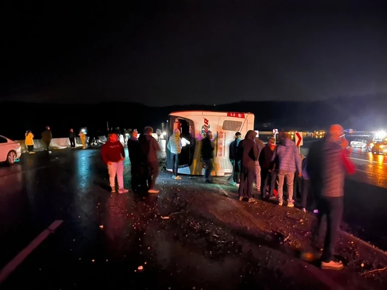 Avtobus aşdı - Yaralılar var