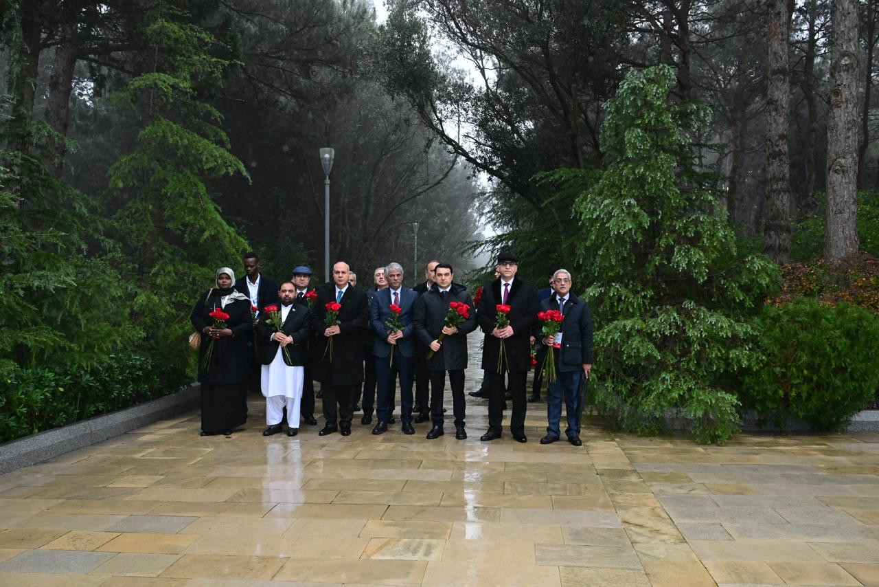 Rəsmi qonaqlar Heydər Əliyevin məzarını ziyarət etdilər - Fotolar