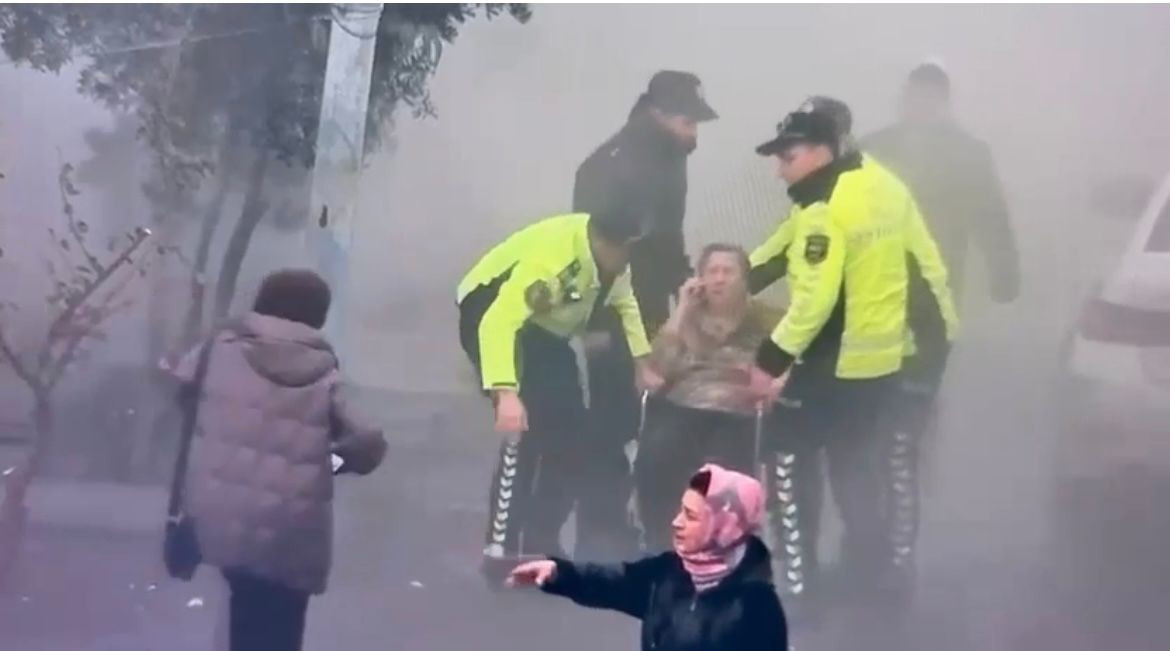 Yanğında çarəsiz qalan qadını polislər belə xilas etdi - VİDEO