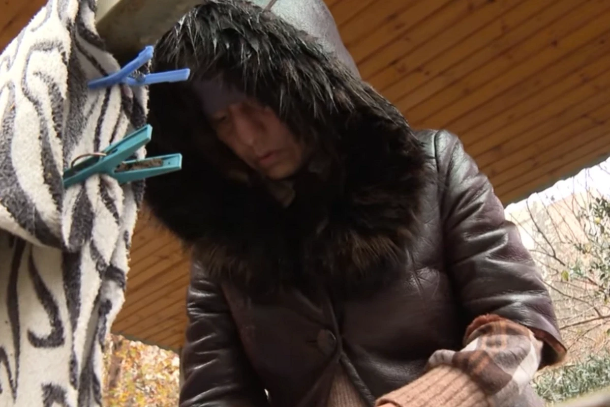 \"Həyat yoldaşım və bacım evin açarını əlimdən alıblar\" - Küçədə yaşayan qadın