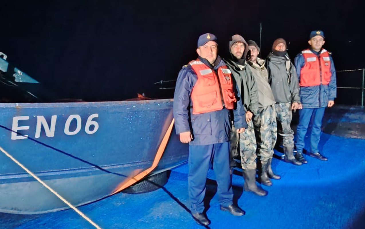 Xəzərdə köməksiz qalan 3 balıqçı xilas edildi - VİDEO