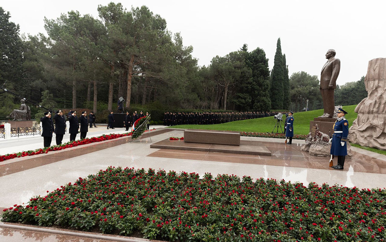 Polis əməkdaşları və Daxili Qoşunların hərbi qulluqçuları Fəxri Xiyabanda - FOTO/VİDEO
