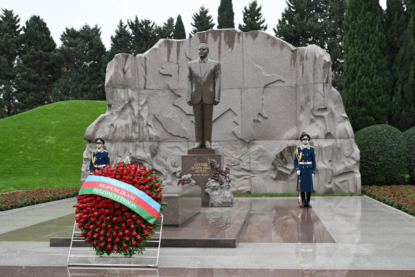 Prezident və birinci xanım Heydər Əliyevin məzarını ziyarət etdilər