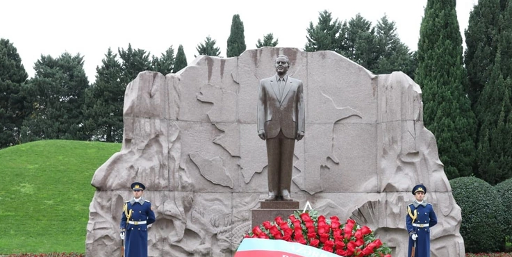 Dövlət və hökumət rəsmiləri Fəxri xiyabanda - FOTOLAR