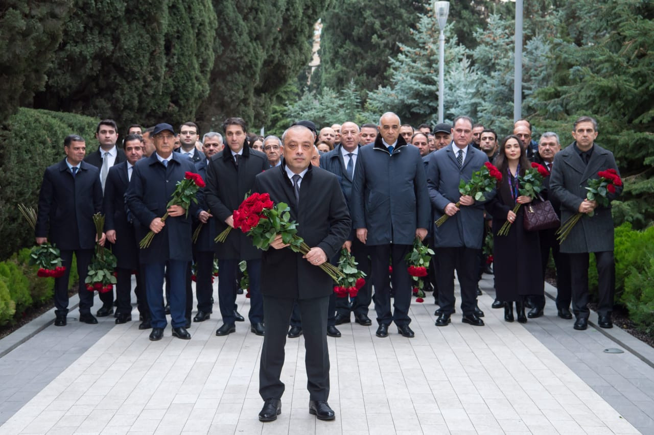 ADSEA kollektivi Fəxri xiyabanda Heydər Əliyevin xatirəsini andı - FOTOLAR