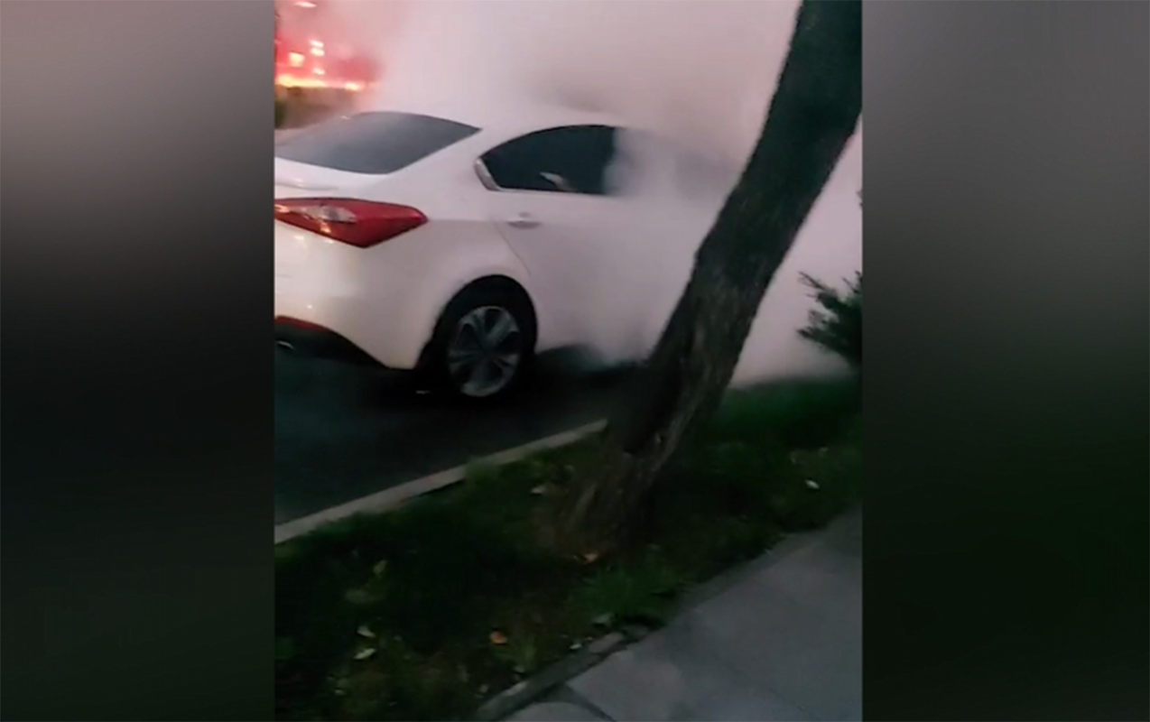 Bakıda avtomobil yandı - VİDEO