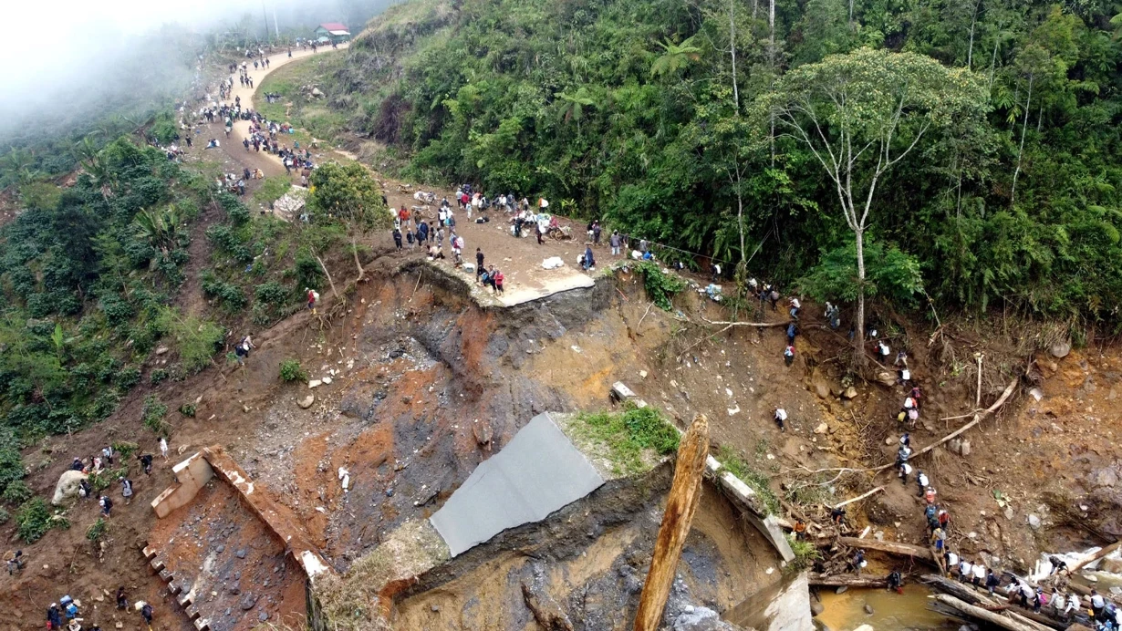 İndoneziyada ölənlərin sayı 1053-ə çatdı