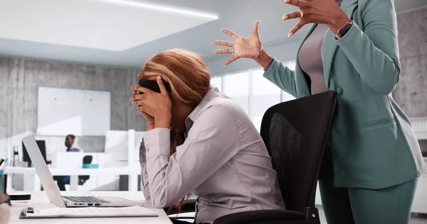 Sevgilisinin arvadı ilə üz-üzə gəldi - İş yerində təhqir etdi