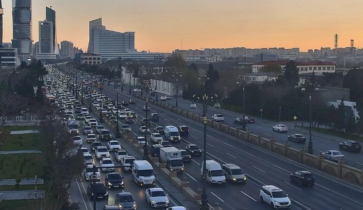 Bakının bəzi küçələrində tıxac var - SİYAHI