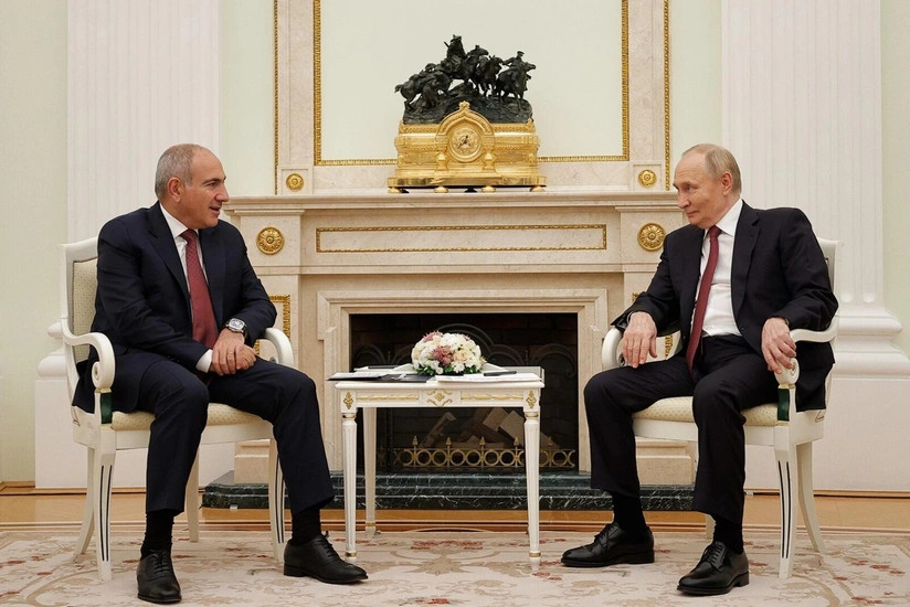 Putin Paşinyanla görüşdü