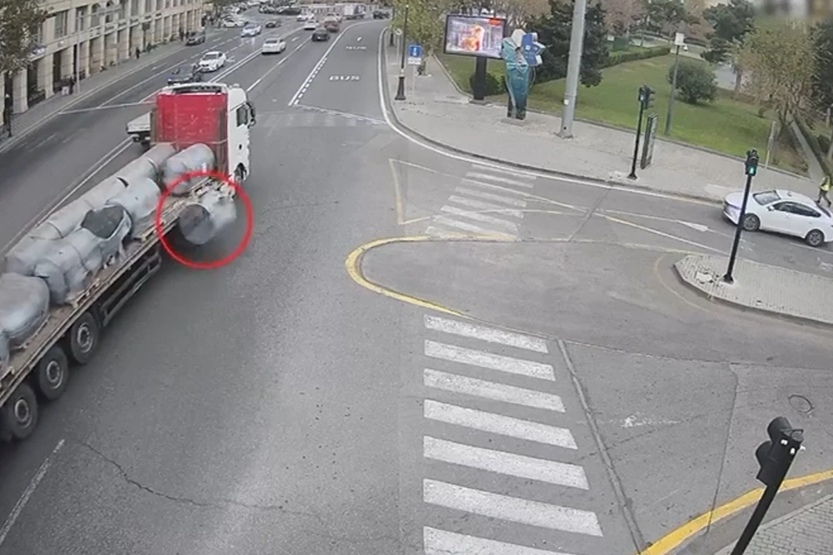 Yük avtomobilindən düşən çəllək təhlükə yaratdı - ANBAAN GÖRÜNTÜ