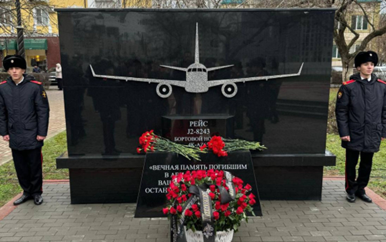 Qroznıda AZAL-ın təyyarə qəzası qurbanlarının xatirə lövhəsi açıldı - FOTO