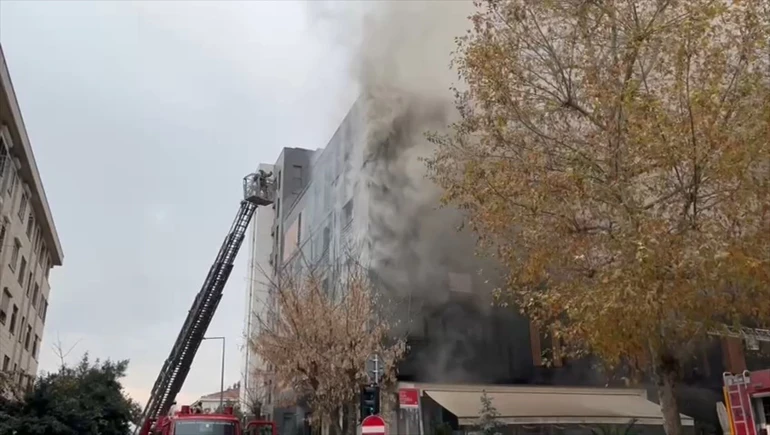 İstanbulda 5 mərtəbəli binada yanğın - VİDEO