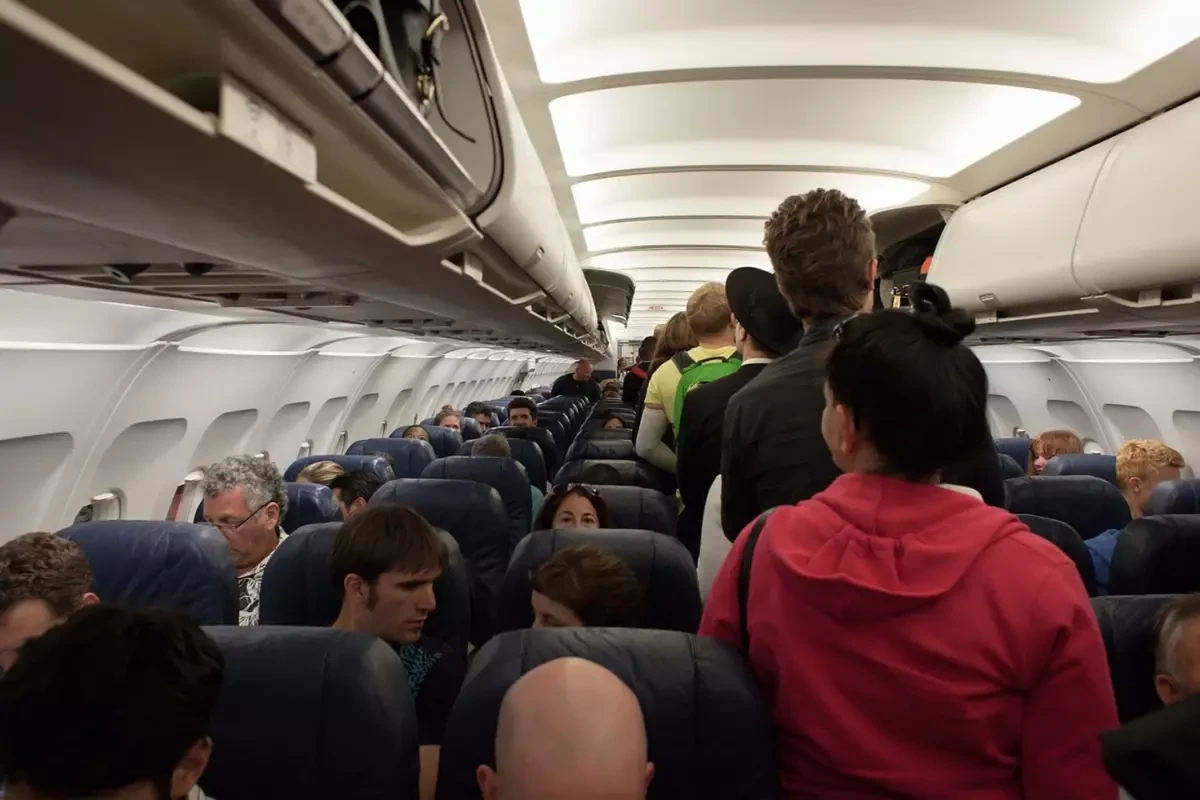 Təyyarədə oğurluq etdi - 20 ay həbs cəzası aldı