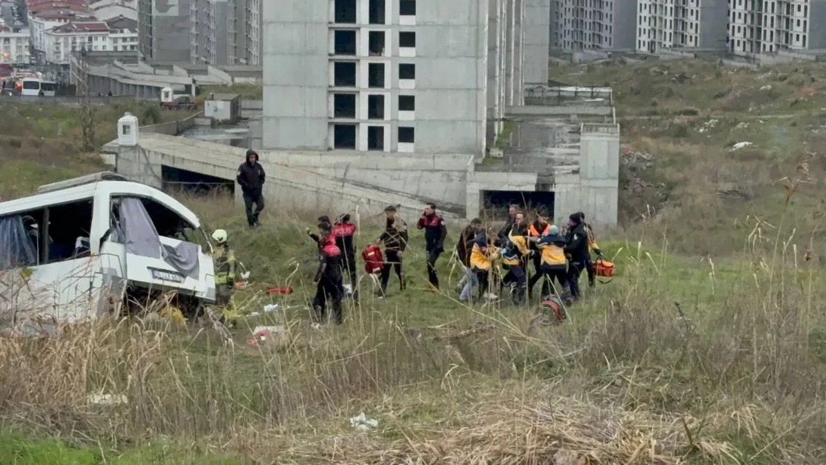 İstanbulda mikroavtobus aşdı - Ölənlər var