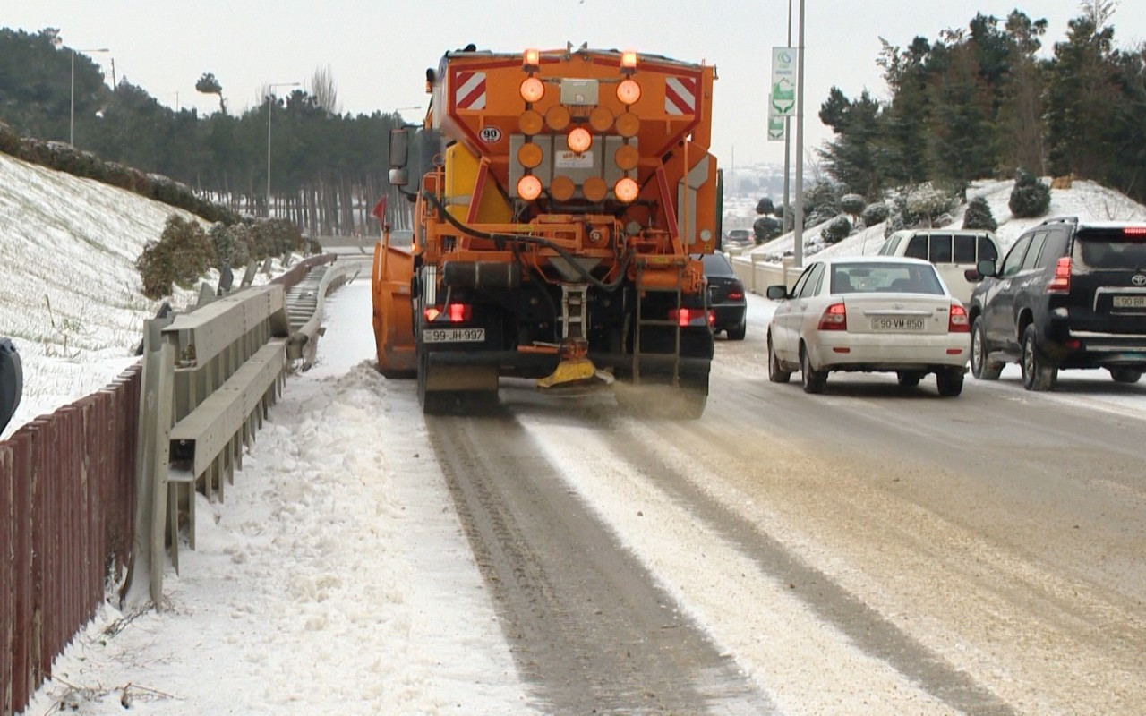 Yollar qardan və buzdan belə təmizləndi - VİDEO