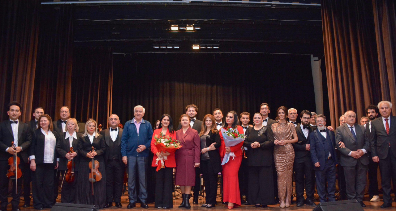 Azərbaycan Dövlət Mahnı Teatrı növbəti konsert proqramı ilə çıxış edib - FOTOLAR