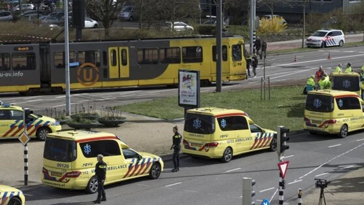 2 tramvay toqquşdu - Yaralılar var