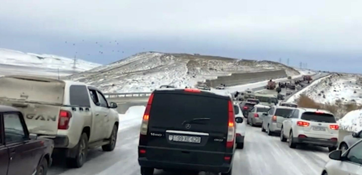 Bakı-Şamaxı yolunda hərəkət çətinləşdi - VİDEO