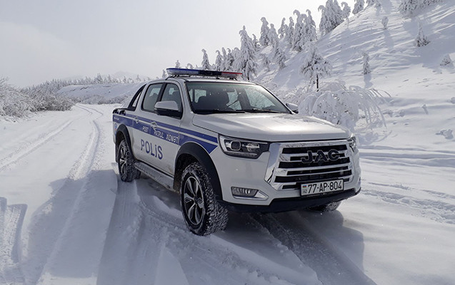 Qarlı havaya görə əlavə polis naryadları cəlb edildi - FOTOLAR