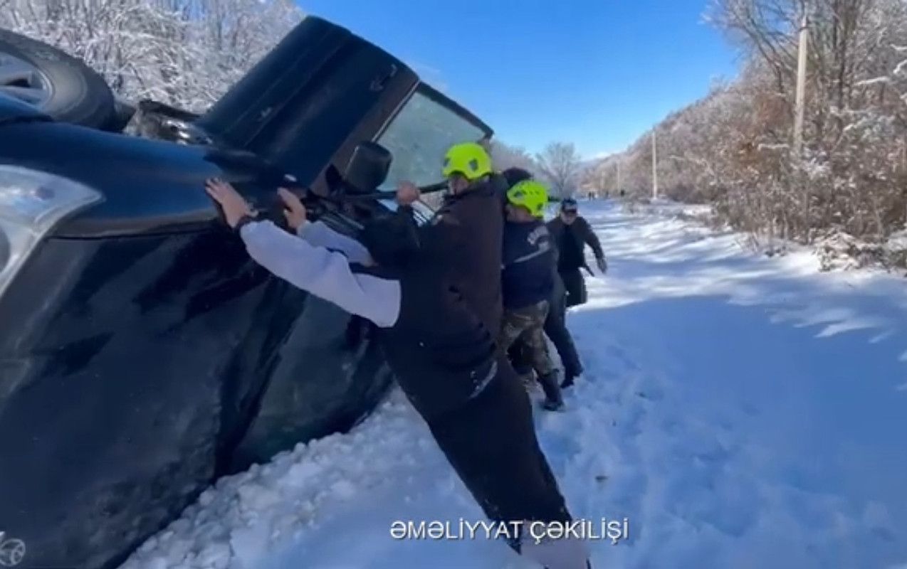 Aşan maşından köməksiz qalanları belə çıxardılar - VİDEO