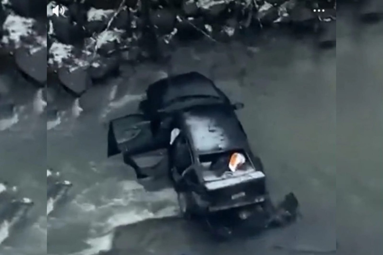 Buzlu yolda sürüşən avtomobil çaya aşdı - VİDEO