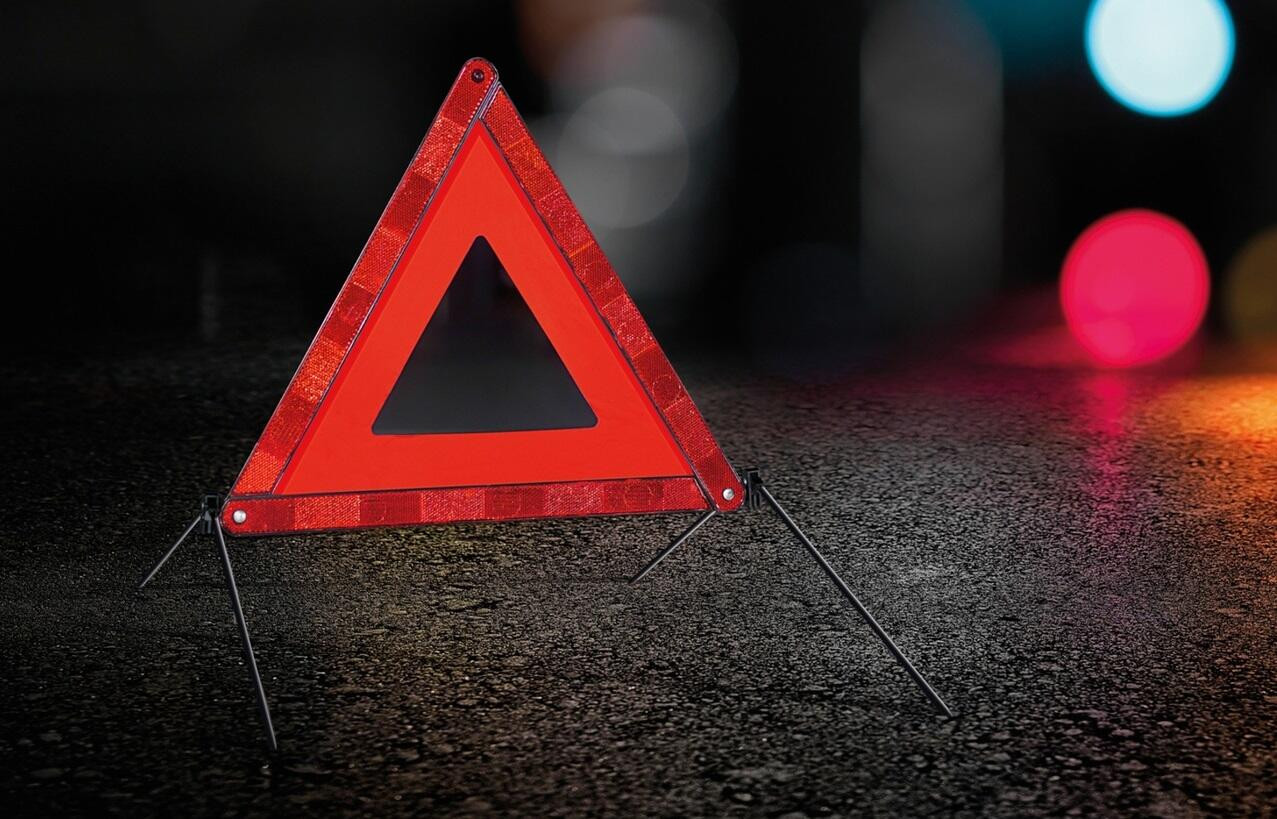 Oğuzda avtomobil ağaca çırpıldı - YARALILAR VAR