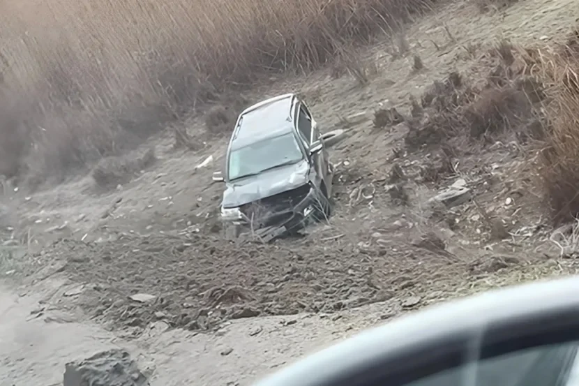 Zabratda avtomobil dərəyə aşdı - FOTO