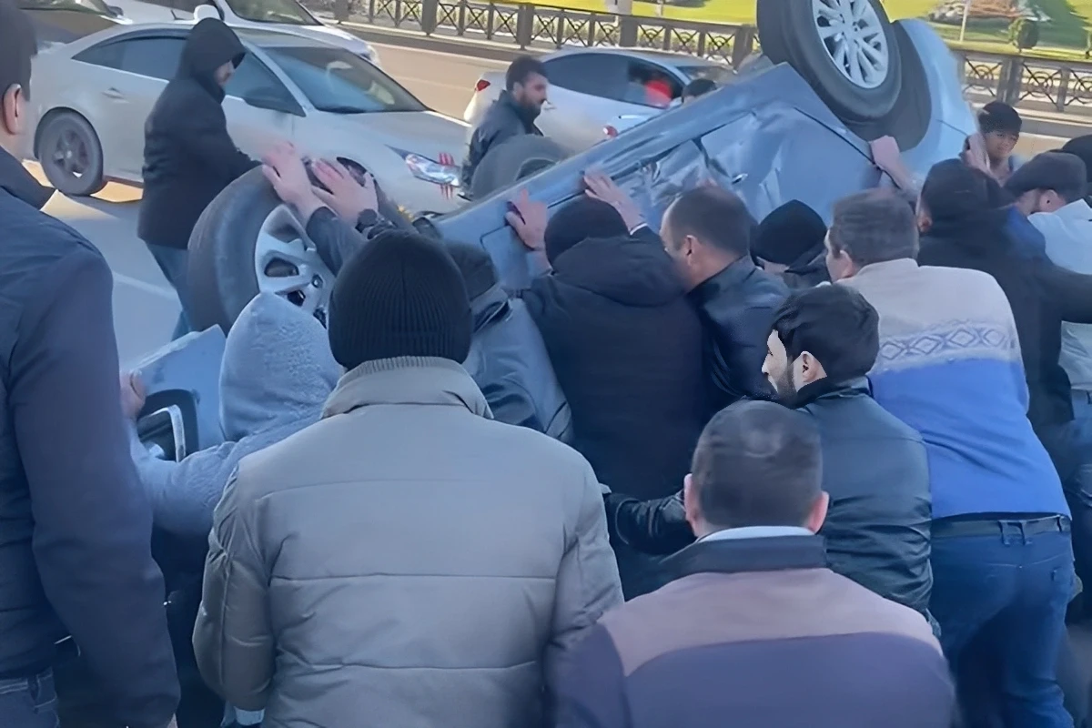Metronun \"Koroğlu\" stansiyası yaxınlığında QƏZA - Maşın aşdı