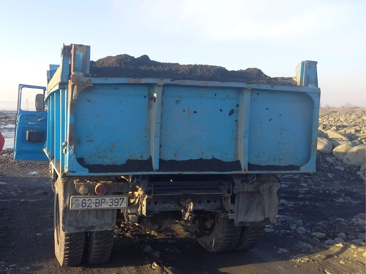 Çaydan qum-çınqıl daşıyanlar cəzalandırıldı - VİDEO