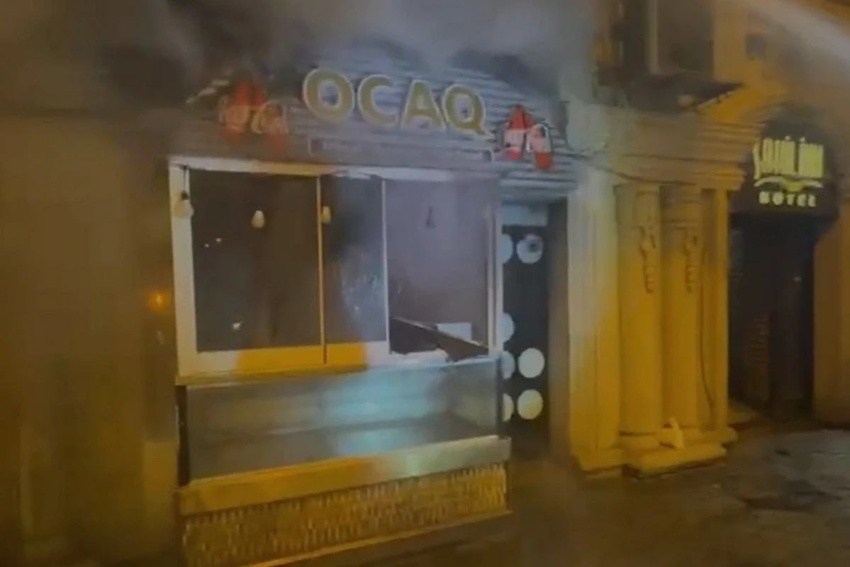 Bakının mərkəzində yanğın oldu - Polis belə müdaxilə etdi - VİDEO