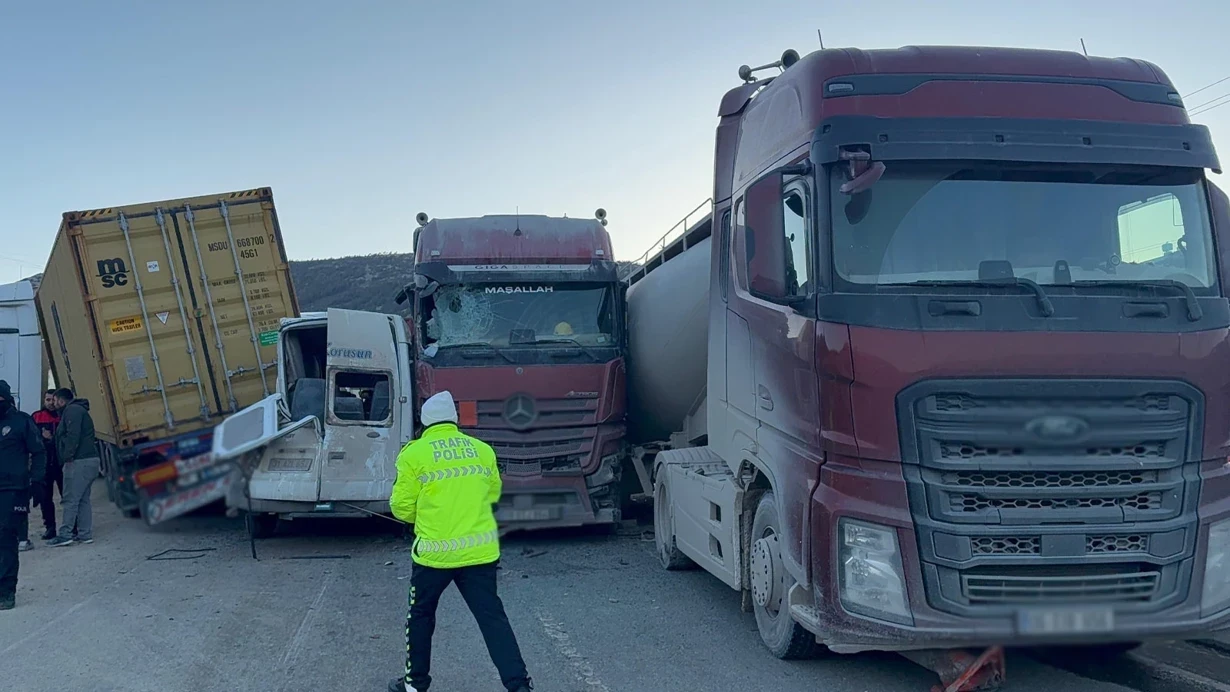 Türkiyədə dəhşətli zəncirvari QƏZA - 11 avtomobil bir-birinə girdi