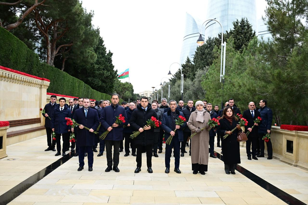 Mədəniyyət Nazirliyinin kollektivi Şəhidlər xiyabanında - FOTOLAR 