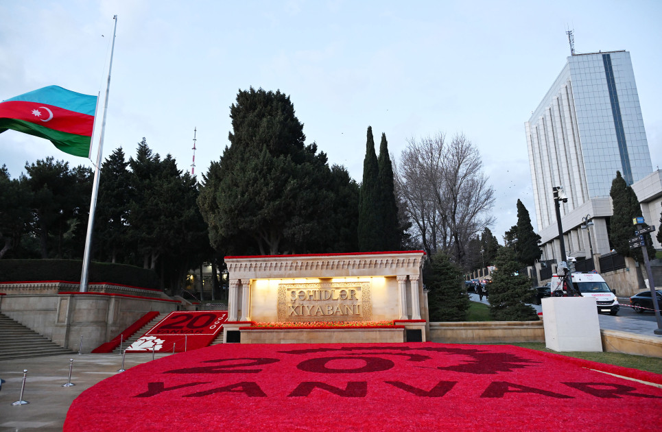 Baş nazir və spiker Şəhidlər xiyabanını ziyarət ediblər