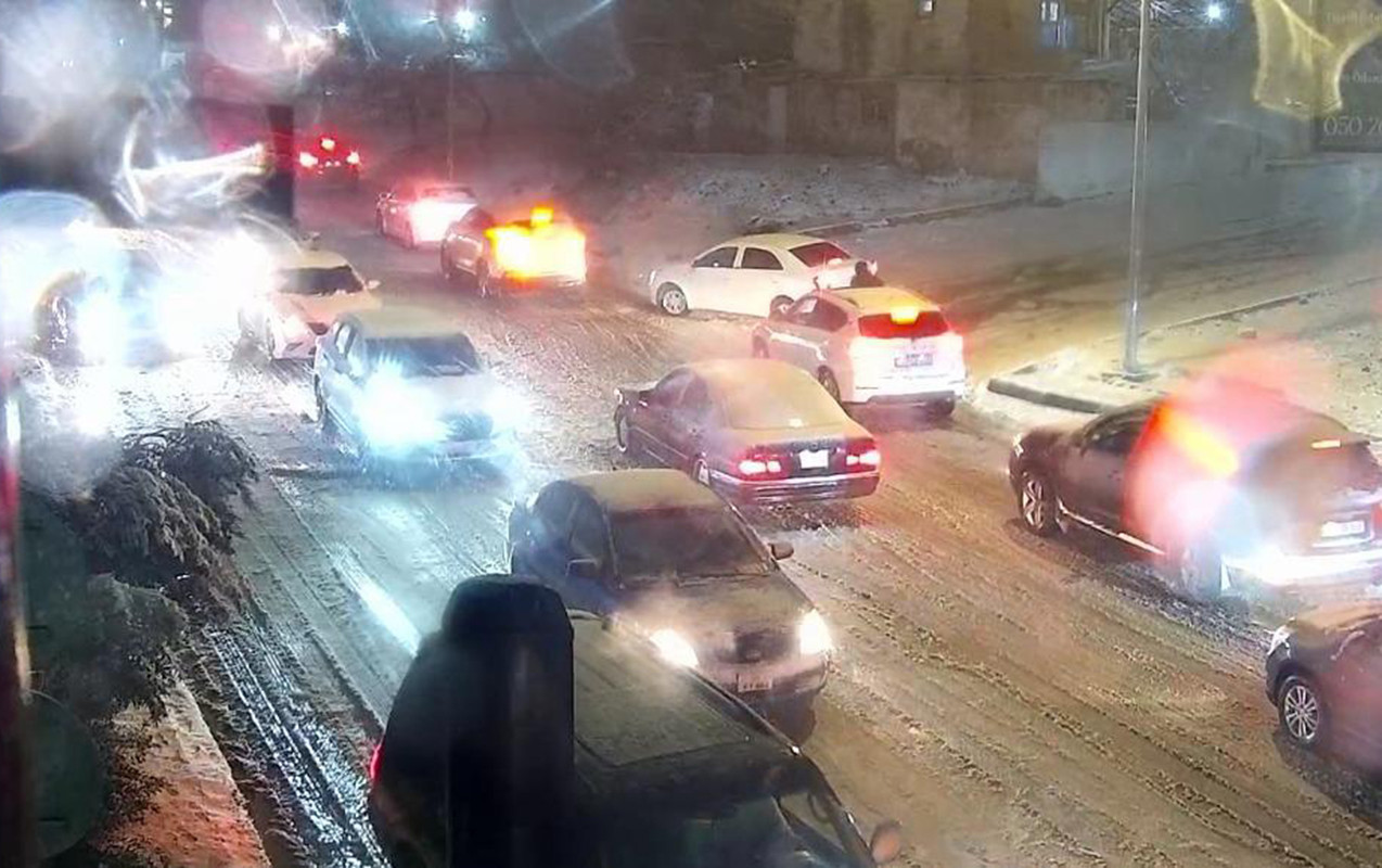 Bakıya qar yağır, bu yollarda hərəkət çətinləşdi - FOTOLAR