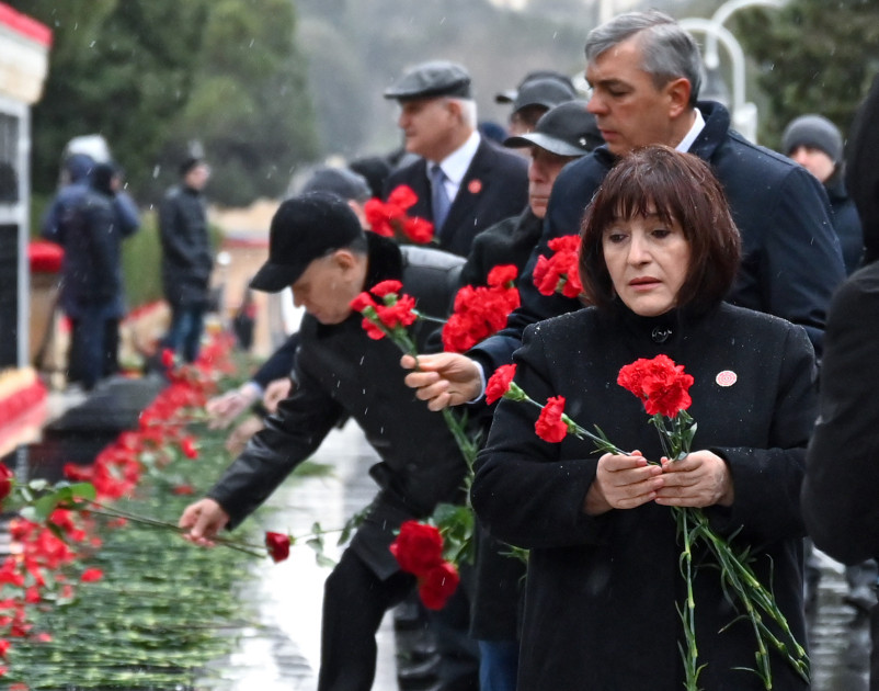 Baş nazir və spiker Şəhidlər xiyabanını ziyarət ediblər