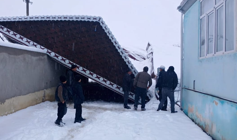 Güclü qar evin talvarını çökdürdü: 2 maşın altında qaldı - VİDEO