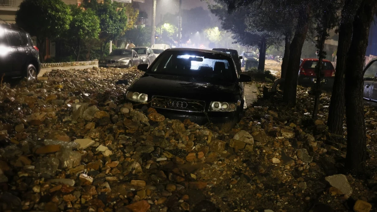 Yunanıstan hava şəraiti 2 nəfərin canını aldı