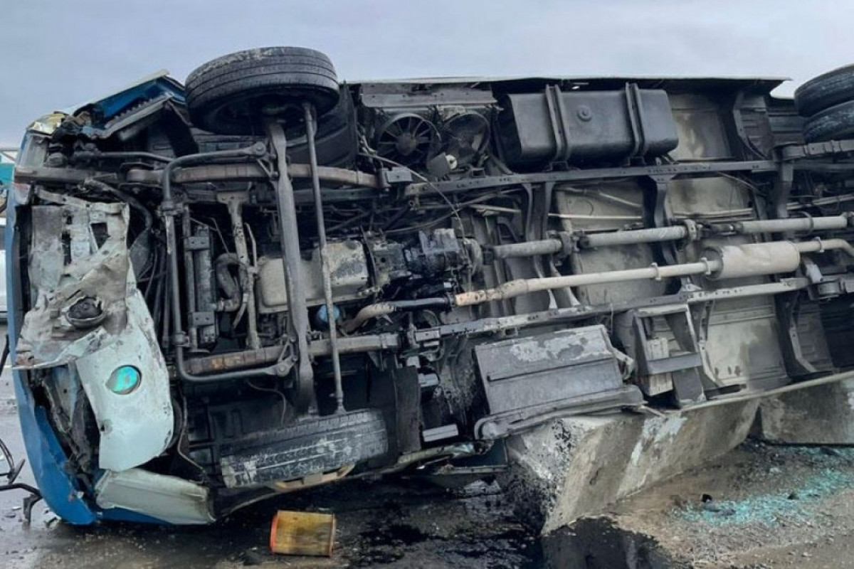 Samuxda fəhlə daşıyan mikroavtobus aşdı - Ölən var