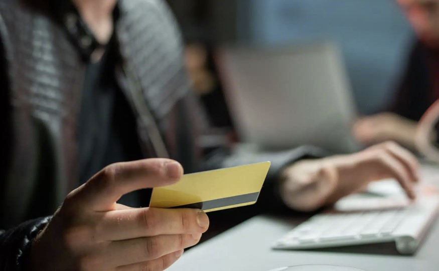 İş yoldaşının kartından onlayn yolla oğurluq etdi - Saxlanıldı