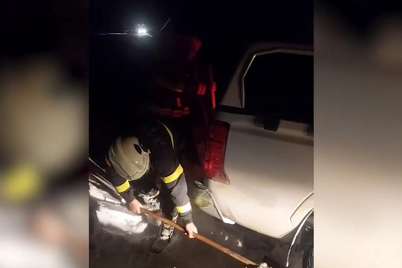 Füzulidə maşınlarda köməksiz vəziyyətdə qalan şəxslər xilas edildilər - VİDEO