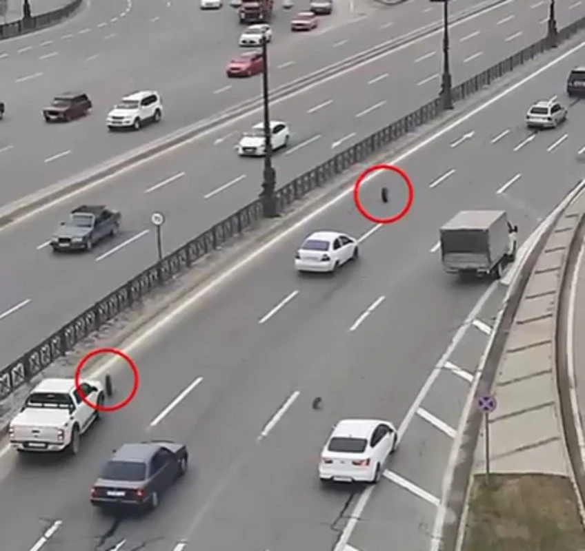 Propektdə hərəkət edən yük maşınının təkərləri yerindən çıxdı - VİDEO