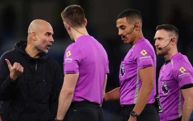 Baş məşqçi gənc hakimdən üzr istədi