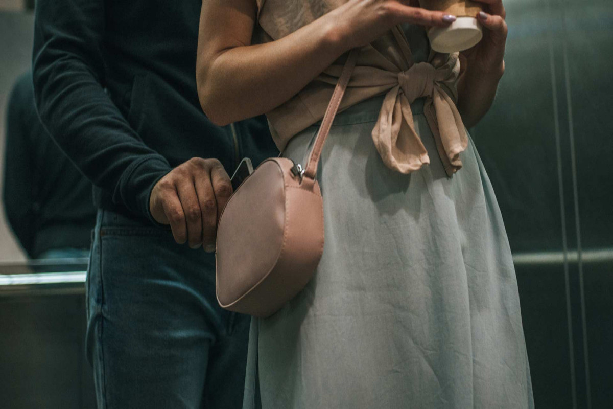 “Kömək” adı ilə vətəndaşın çantasını oğurlayan şəxs saxlanıldı