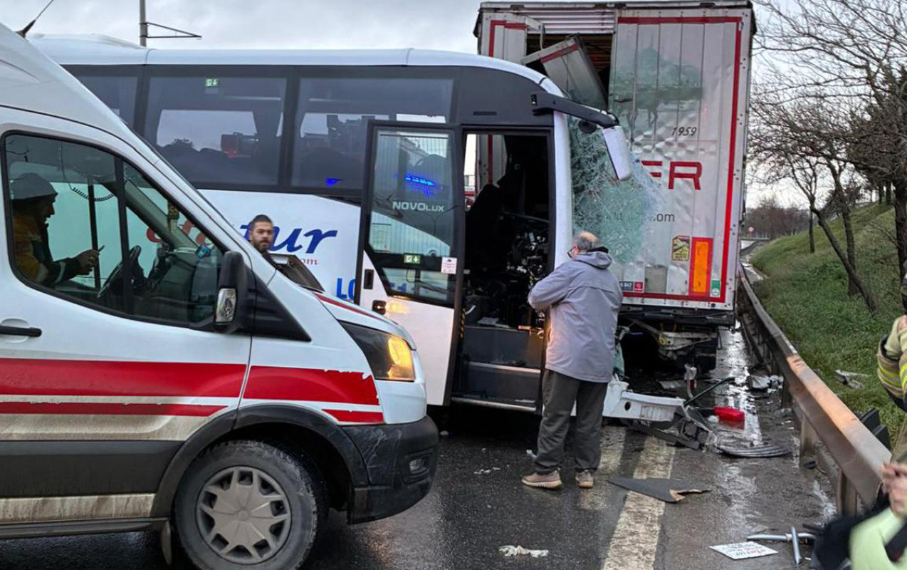 İstanbulda mikroavtobus yük maşını ilə toqquşdu - 13 yaralı var