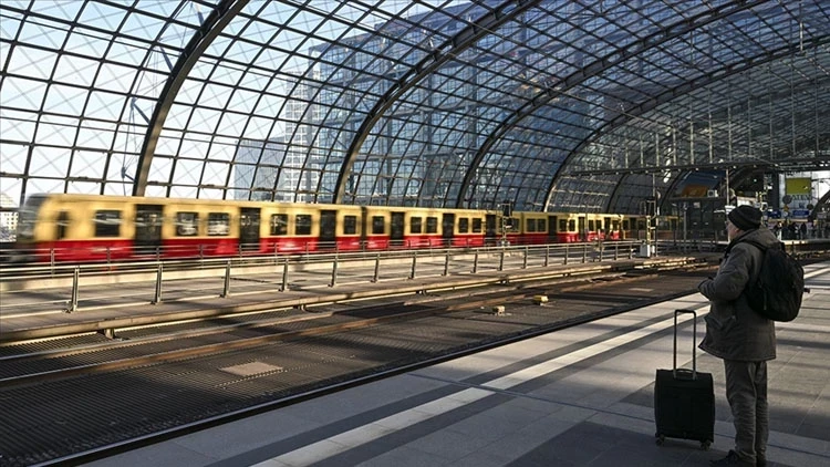 Almaniyada həyat dayandı - Tətillər davam edir