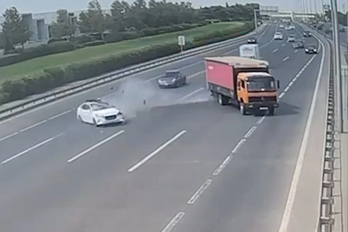 Manevr qaydasını pozan yük maşınının sürücüsü ağır qəza törətdi - ANBAAN VİDEO