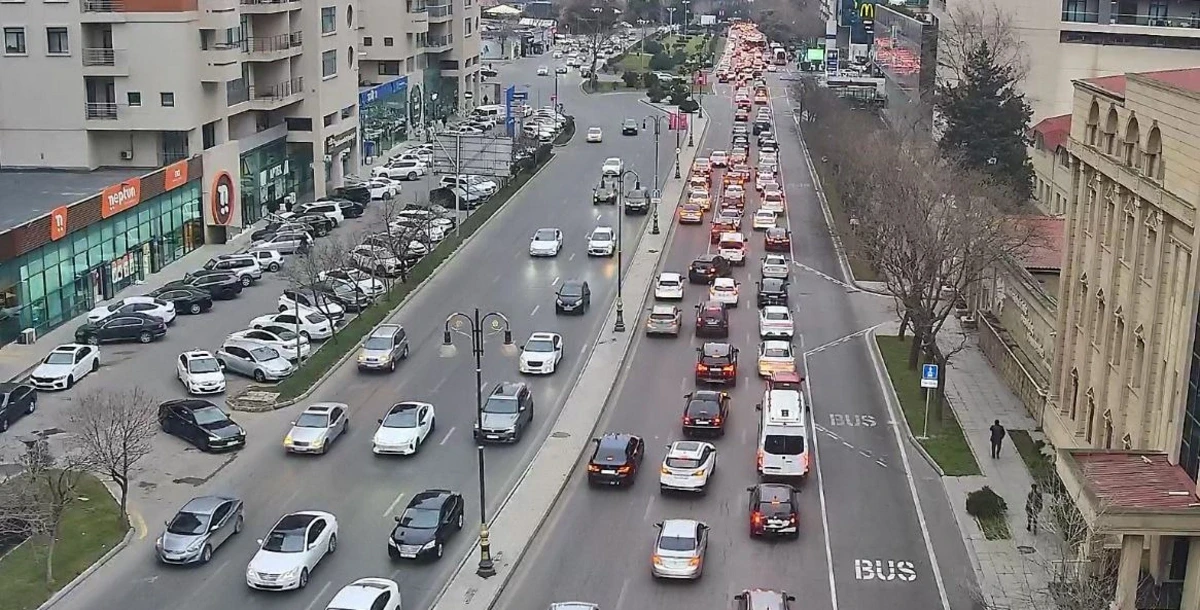 Bakının bu küçələrində sıxlıq var