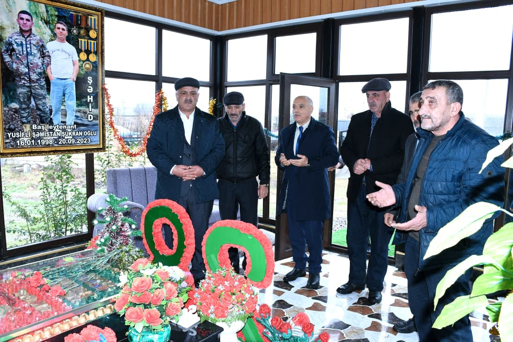 Rayon rəhbəri Xırmandalı ərazisində şəhid məzarlarını ziyarət etdi - FOTO