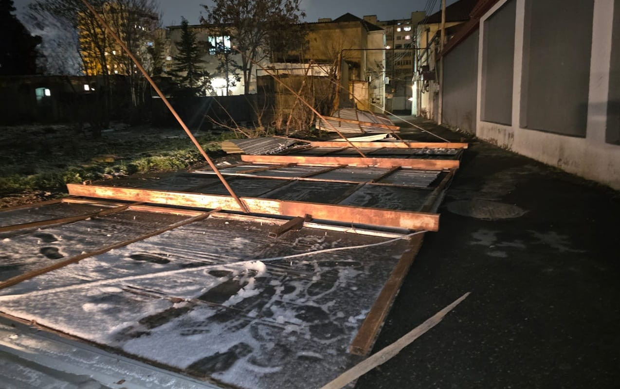 Güclü külək Yasamalda fəsadlar törətdi:&nbsp;Gediş-gəliş çətinləşdi - FOTO